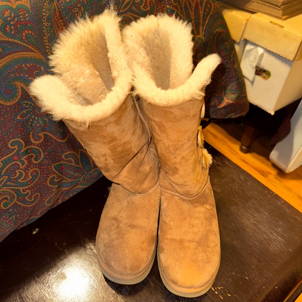 UGG Tan Cream Winter Boots with Sheepskin Lining